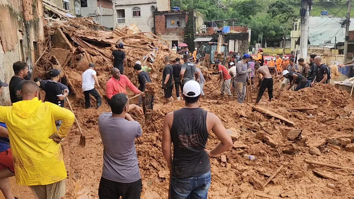 Comunidade unida na limpeza